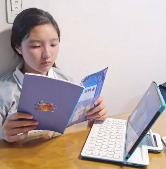 태블릿으로 학습하는 아이